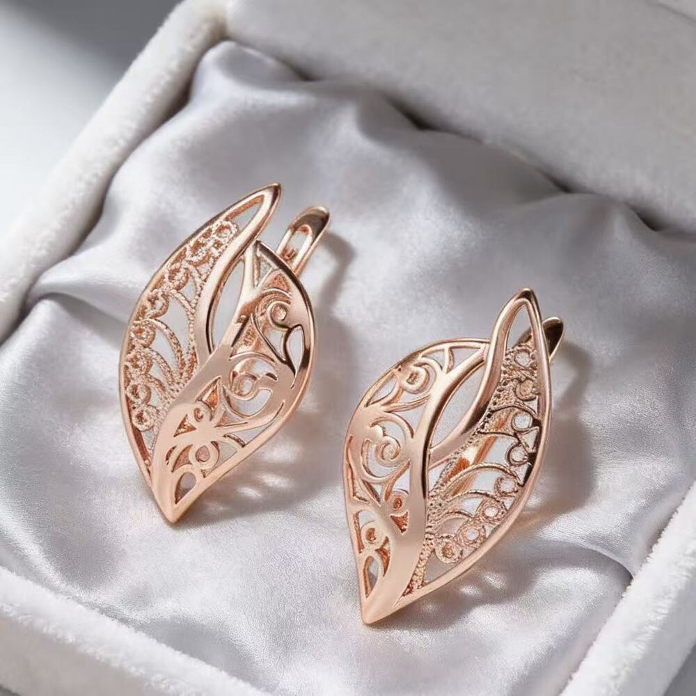 Minimalist U-wire earrings wrapped in a hollow outline.